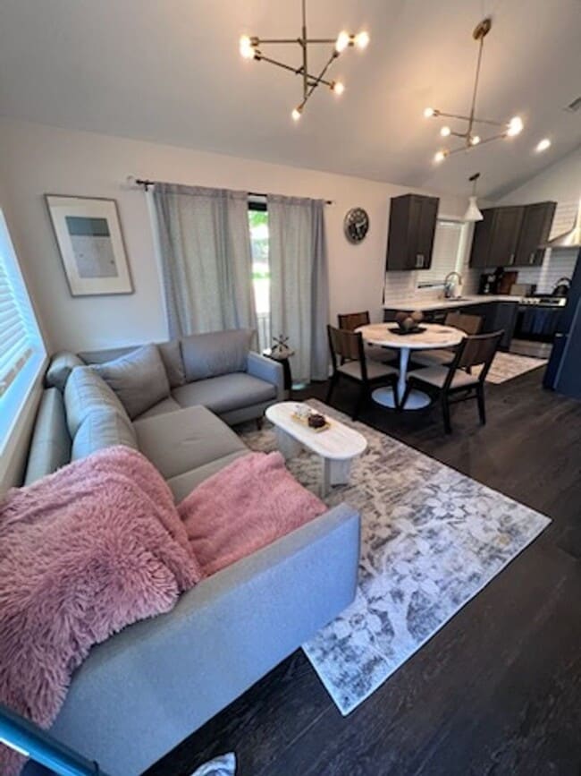 Building Photo - 2bd, 2ba Reno Bungalow in the Riverwalk Di...