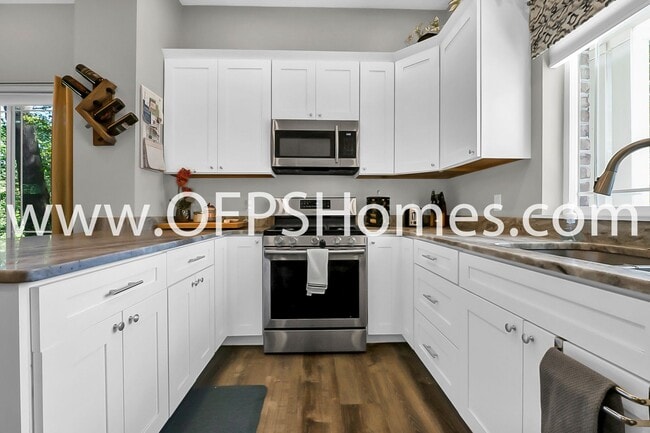 Building Photo - 712 Cypress Dr