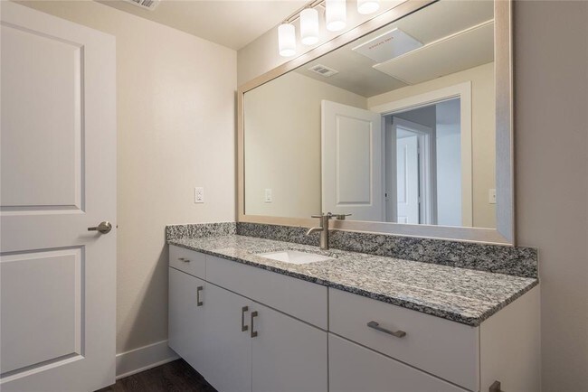 Building Photo - 1520 N Memorial Way