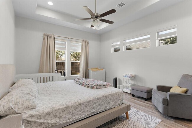 Building Photo - 3203 Scenic Valley Dr