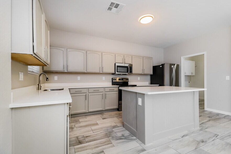 Building Photo - 11811 W Foothill Dr