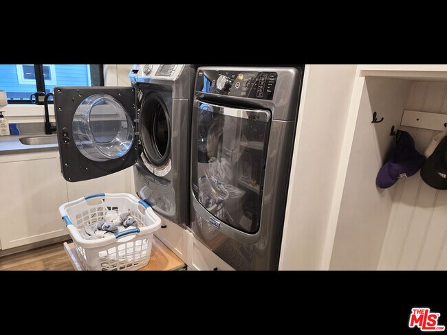 Building Photo - 4744 Haskell Ave