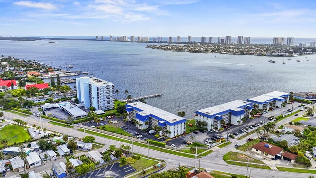 Building Photo - 2936 Lake Shore Dr