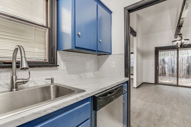Building Photo - Light-Filled Mid-Century Vibes: 2BR/2BA w/...