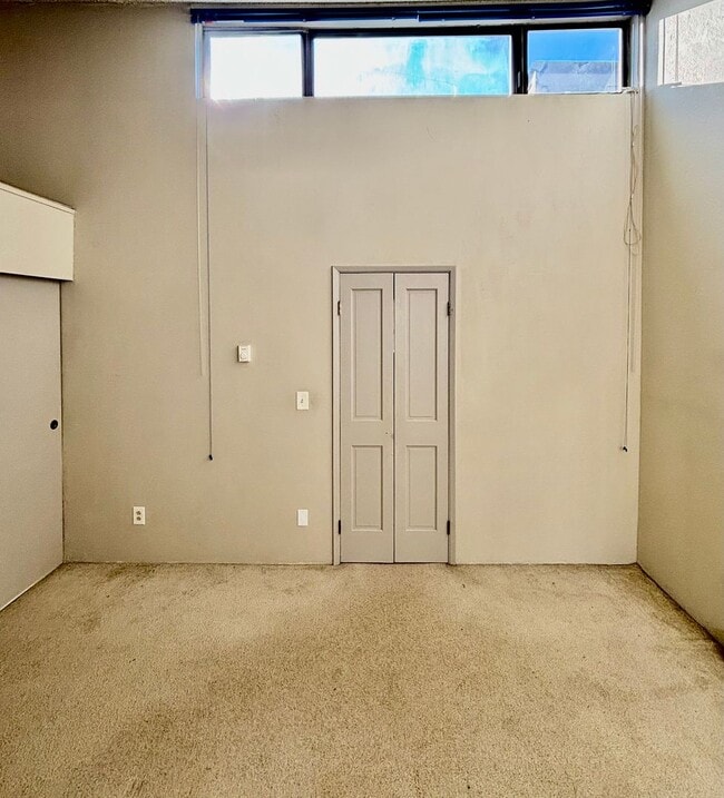 Building Photo - 2 Bed / 1.5 60-01 Redmond Townhouse $2,695/mo