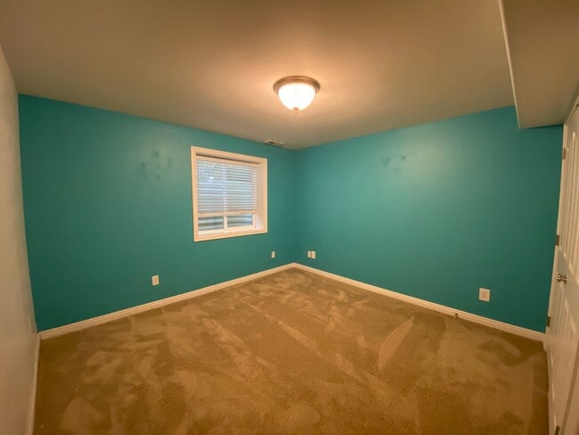 Building Photo - 5 bedroom / 3 bathroom Single Family Home