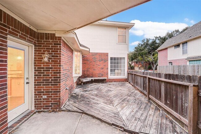 Building Photo - 815 Pointe Loma Dr