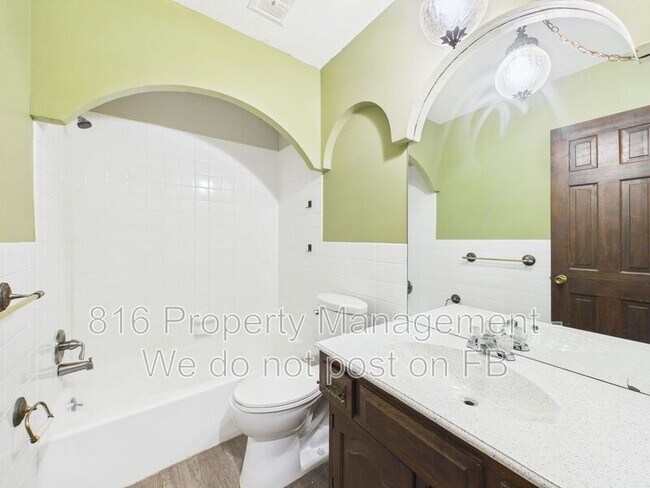 Building Photo - 3929 S Carriage Ln