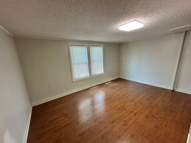 Building Photo - Newly Remodeled 4 Bed, 1 Bath Upstairs Uni...