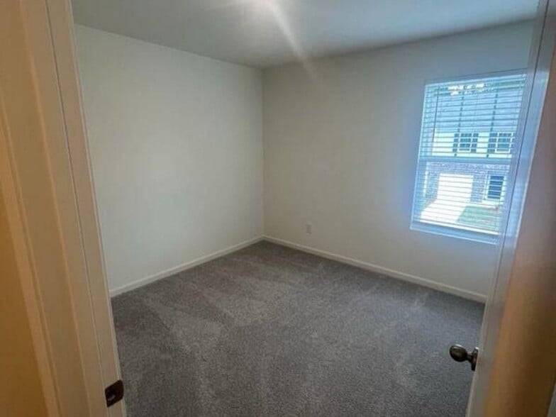 Building Photo - 2099 Emerson Dr