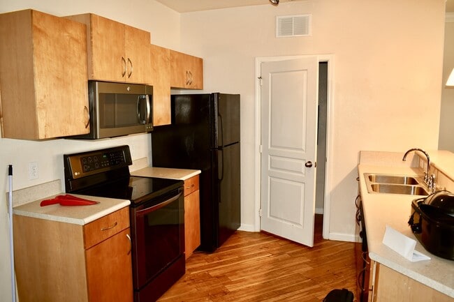 Building Photo - Gardens of Bridgehampton - 3 Bed - 3 Bath - Hardwood Laminate Floors