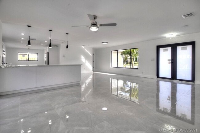 Building Photo - 1001 NW 6th Dr