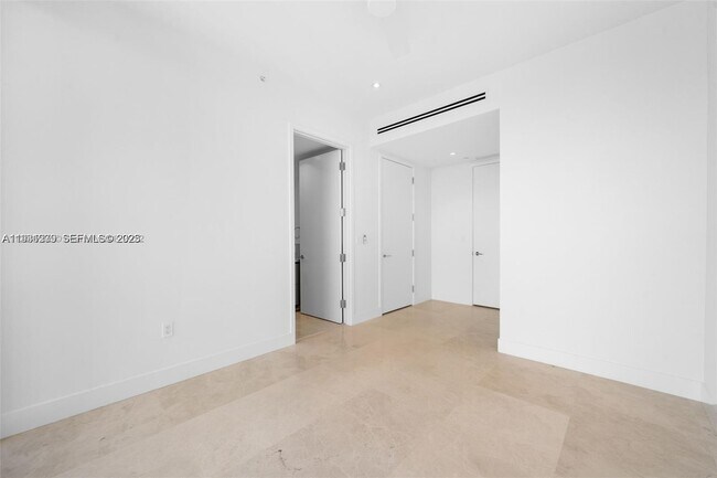 Building Photo - 15701 Collins Ave