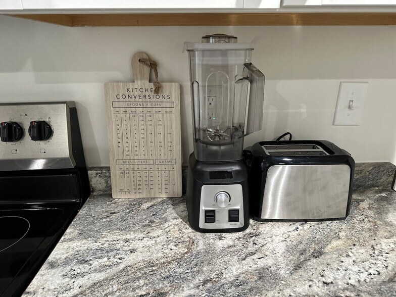 Building Photo - 121 Forest St