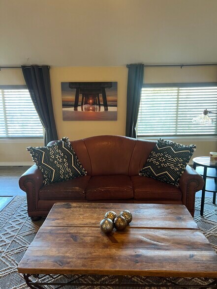 Vintage leather comfy couch - 15074 Lindark St