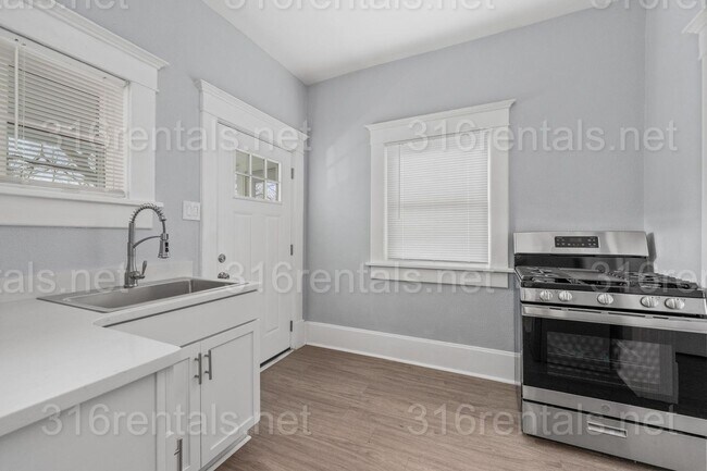 Building Photo - $850 - 1 bed 1 bath - Beautiful newly renovated Multi-family home located in Delano