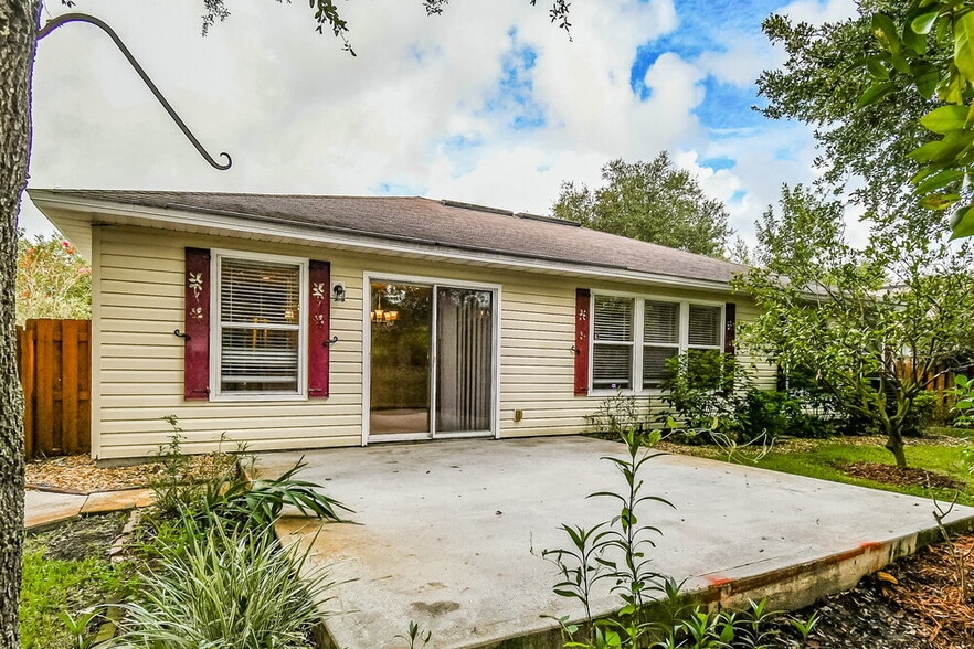 Building Photo - 2427 Brian Lakes Dr E