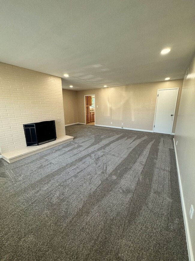 Building Photo - 3-Bedroom Home with Spacious Backyard Available to move in April 1