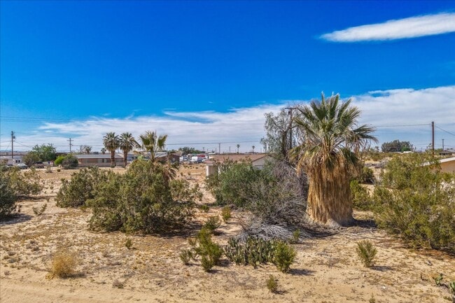 Building Photo - 2 Bedroom Home on 1.8 Acre Lot