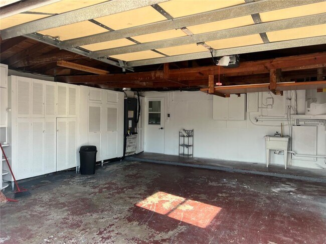 Building Photo - 4216 Hillsdale Dr