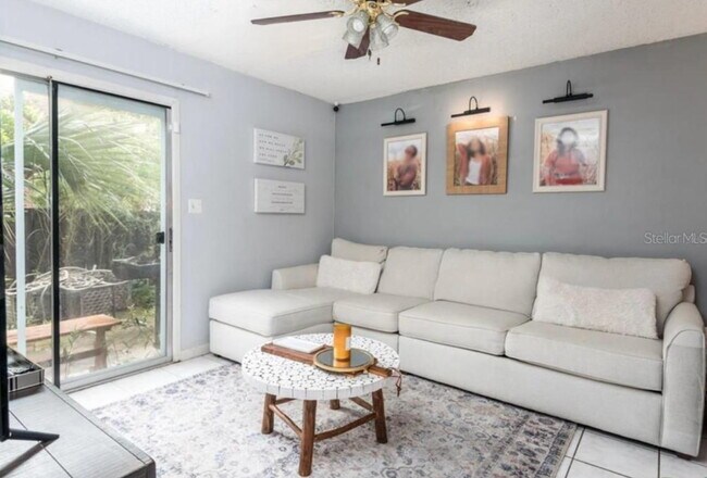 Building Photo - "Charming 2-Bed Townhouse with Modern Comforts in Orlando's Heart"