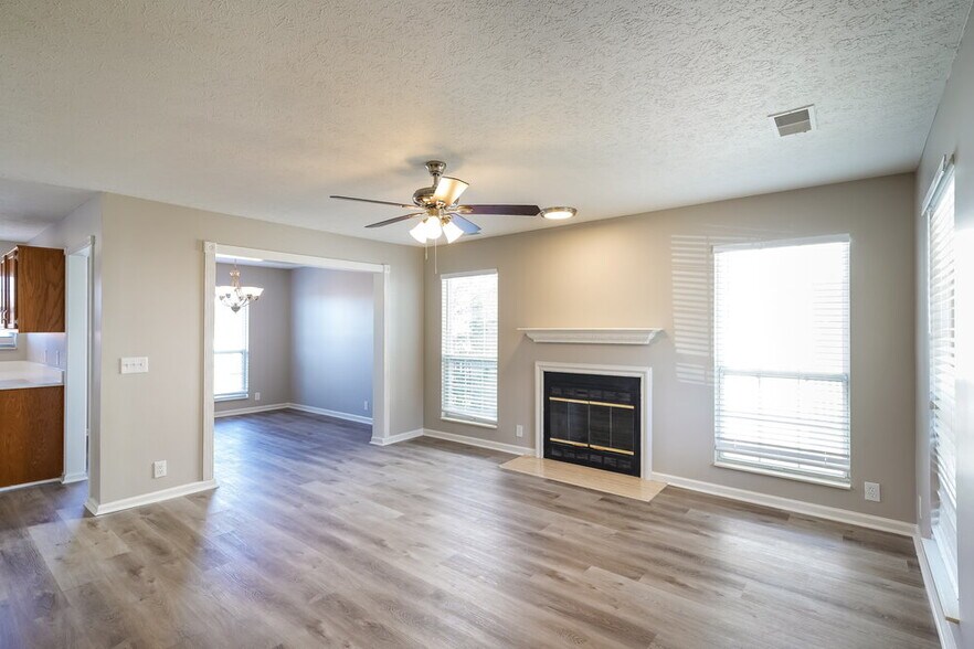 Building Photo - 3106 Creekview Ln
