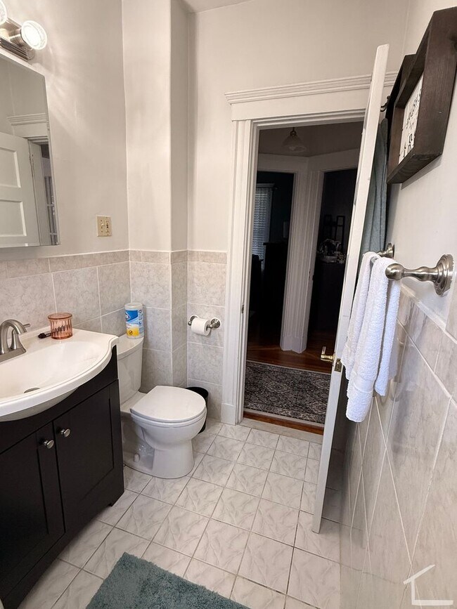 Building Photo - Beautiful, Spacious 2.5 bed in Brighton w/ Parking and Private Laundry!