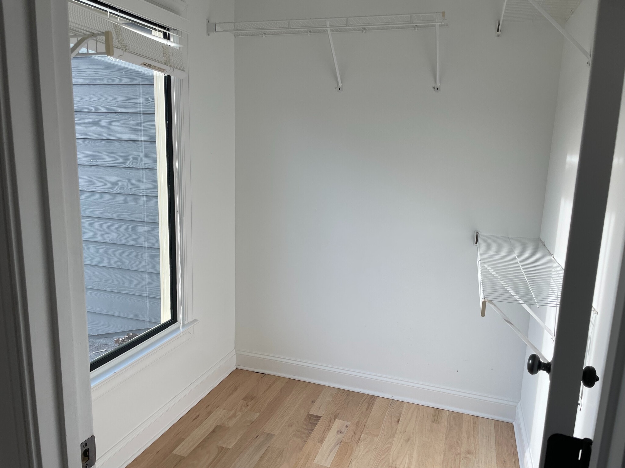 Building Photo - Room in House on Hillside Dr