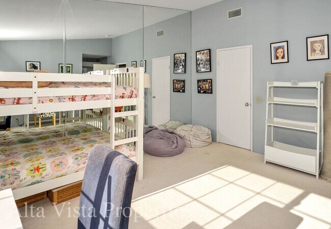 Building Photo - Beautiful Dual Master bedroom Townhome in ...