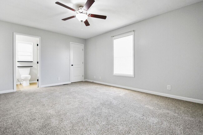 Building Photo - Dog Friendly Three Bedroom!