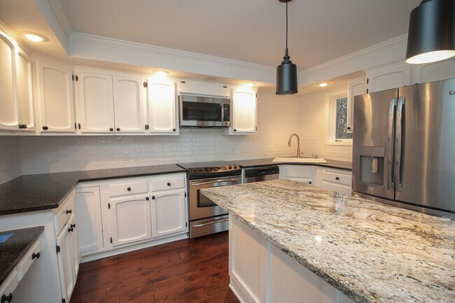 Building Photo - Lake Minnetonka Lakeshore!!