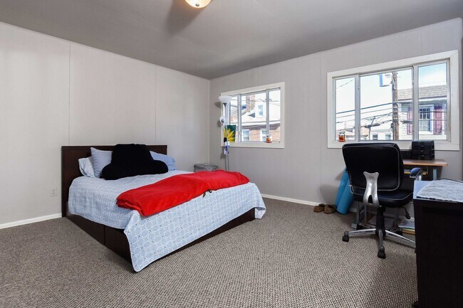 Building Photo - 4 bedroom in South Side