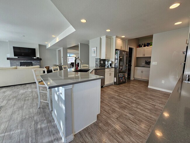 Building Photo - Beautiful 5-bedroom, 5-bathroom home in the desirable Banning Lewis Ranch community!