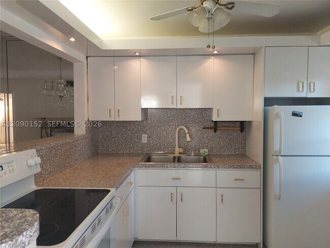 Building Photo - 1333 E Hallandale Beach Blvd