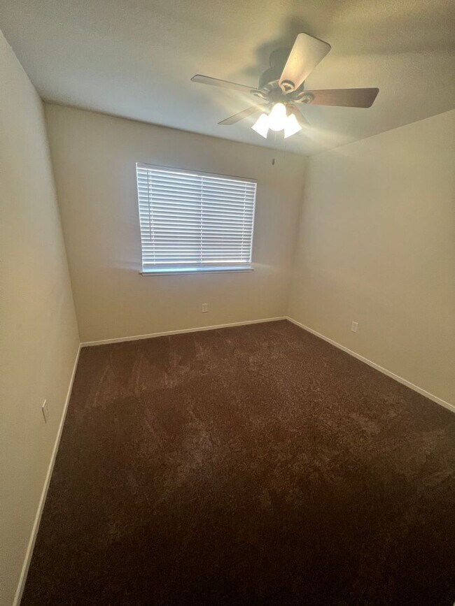 Building Photo - MOVE IN READY! Great looking home on a court location with low maintenance landscaping.