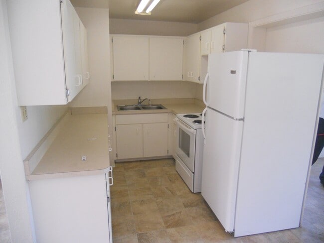 Building Photo - 922 Lewis Dr