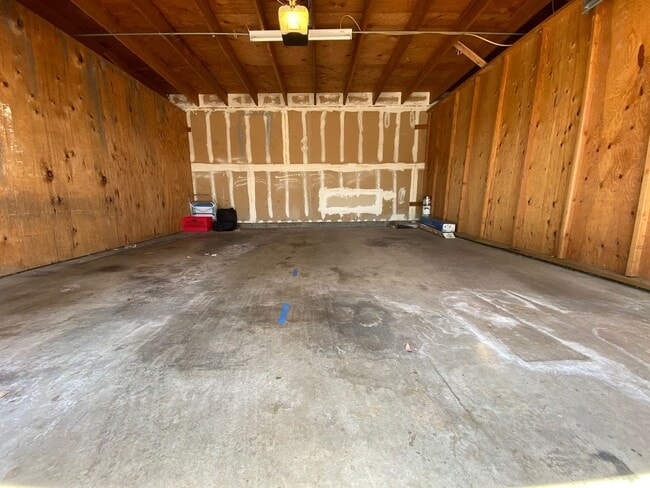Building Photo - Awesome Condo - Complex W/ Pool, Gym & BBQ...