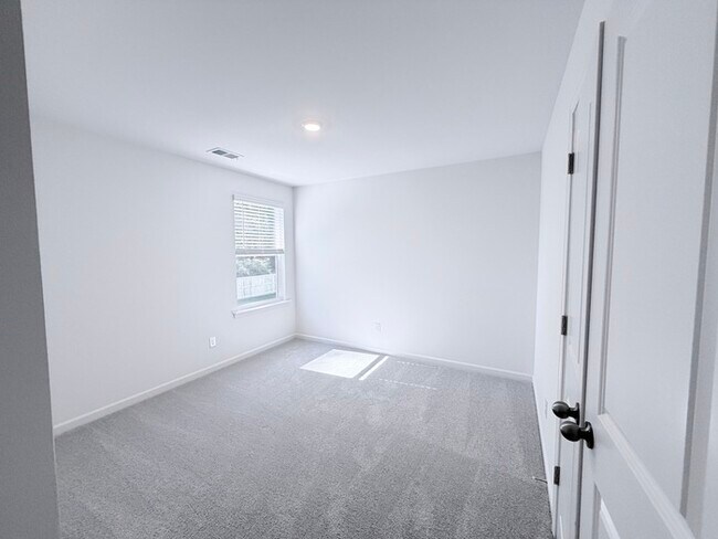 Building Photo - 522 Red Dragon Dr