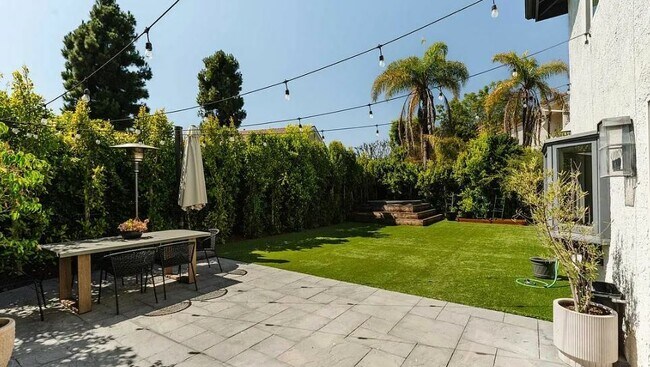 Building Photo - 17273 Avenida de la Herradura