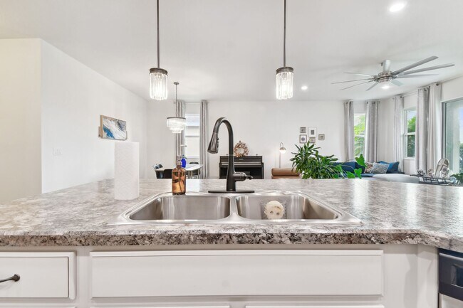 Building Photo - Spacious 4 Bed, 2 Bath Single Family Home ...
