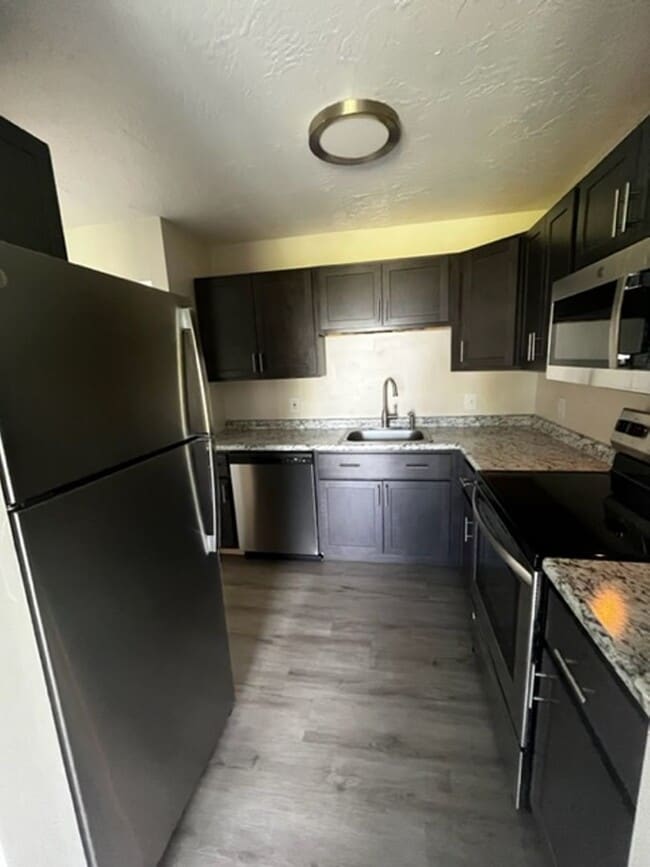 Building Photo - Gorgeous Renovated Townhouse!