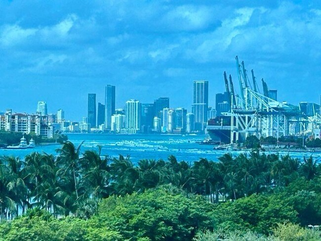 Building Photo - 100 South Pointe Dr