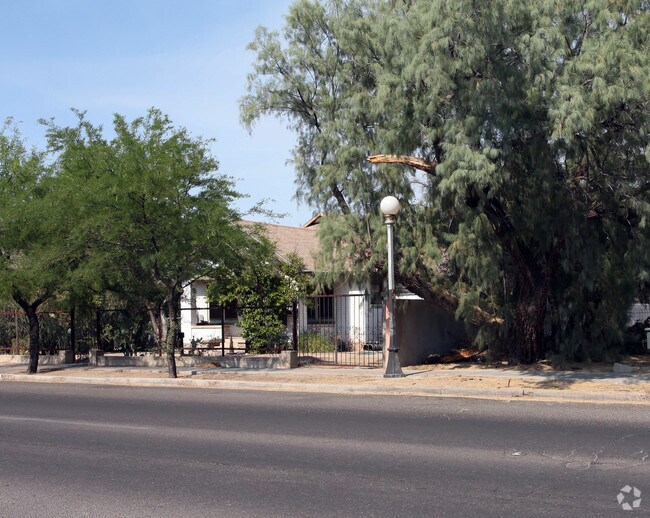 Building Photo - 820 N 6th Ave