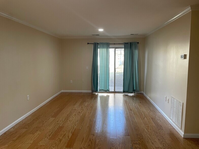 Living/dining area - 18308 Streamside Drive