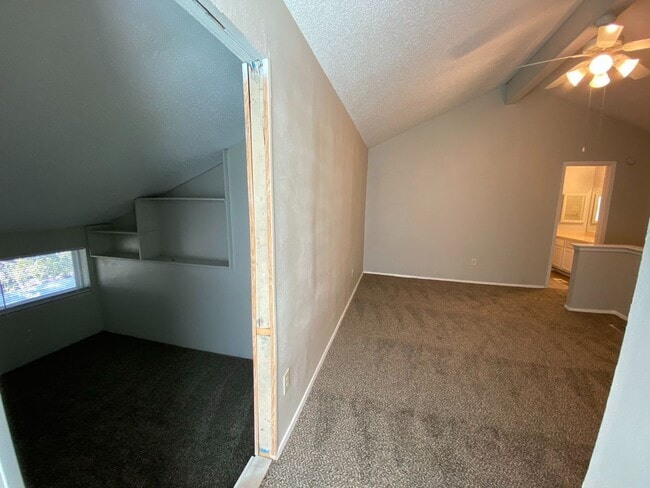 Building Photo - Charming Split-Level First-Floor Unit with...