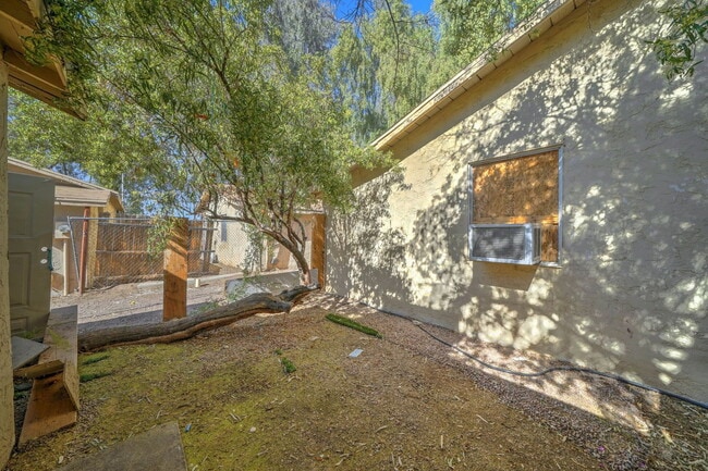 Building Photo - 9316 E Balsam Ave