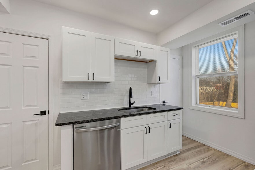 Building Photo - 422 Watkins St