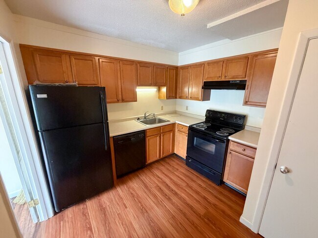 Building Photo - 2BD/1.5BA Beautiful Townhome - Right Near Oakledge Park!