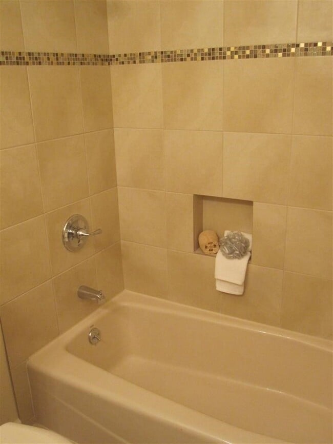 Building Photo - Lovely 3 bedroom home with an open floor plan