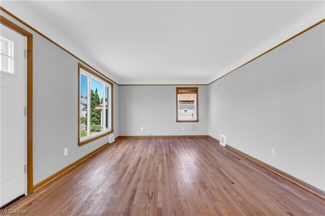 Building Photo - 923 E 218th St